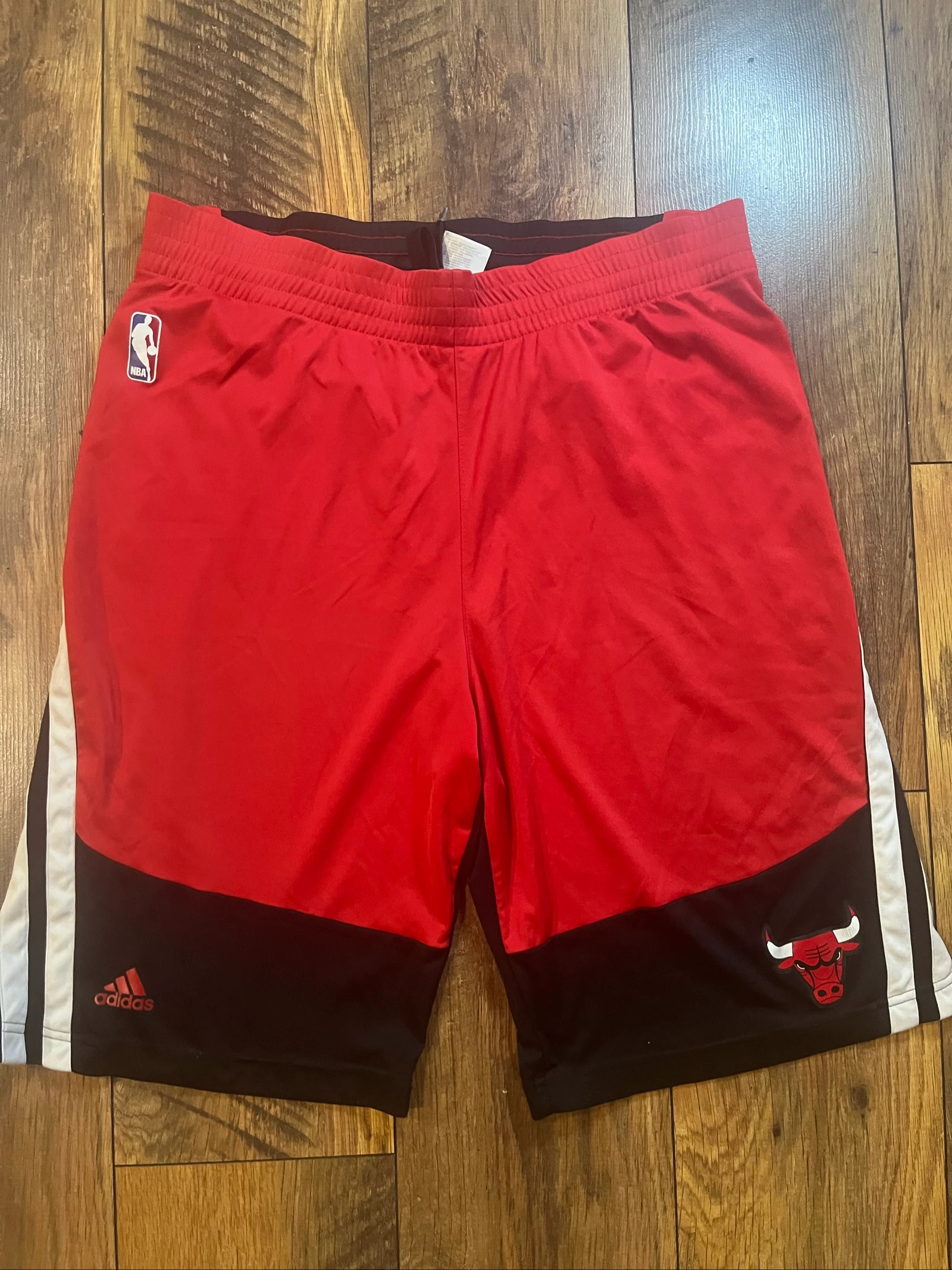 Short basketball NBA Chicago Bulls rouge noir - Adidas - L/XL - très bon état 